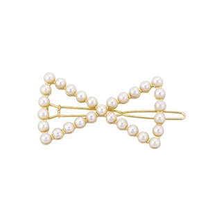 Pinza geométrica dorada para el cabello con perlas de imitación blancas y nudo de mariposa