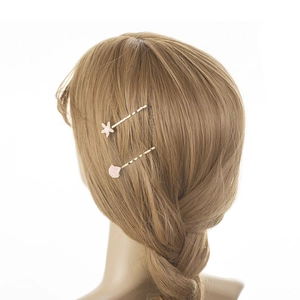 Set di fermagli per capelli con stella marina e conchiglia su base dorata su modella