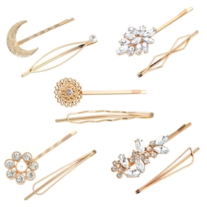 Set di 9 fermagli dorati con motivi a luna, perle e forme geometriche floreali