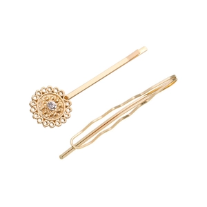 Detail von goldenen Haarspangen-Set mit Sonnenblumen-Design und glänzendem Kristallstein