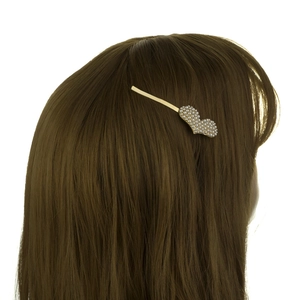 Gros plan d'une pince à cheveux en perles en forme de cœur sur un mannequin