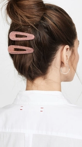 Lot de deux barrettes roses à paillettes en forme de goutte d'eau portées sur les cheveux