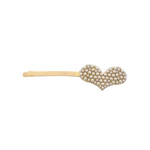 Barrette à cheveux cœur en perles élégante avec base en métal doré sur fond blanc