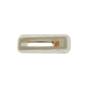 Vue détaillée d'une pince à cheveux rectangulaire avec paillettes dorées champagne