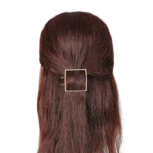 Fermaglio per capelli geometrico quadrato cavo in metallo oro chiaro su capelli scuri