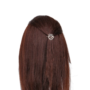 Elegante fermaglio per capelli a forma di cuore dorato con piccoli cristalli brillanti