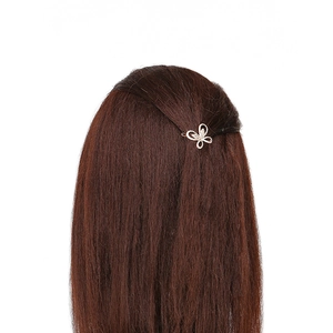 Barrette papillon élégante avec strass argentés portée sur des cheveux châtain foncé