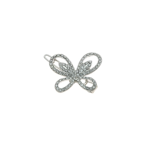 Pince à cheveux papillon argentée scintillante avec ailes évidées et strass sur fond blanc