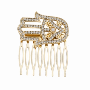 Peigne à cheveux Main de Fatima doré avec strass brillants et perle blanche sur fond blanc