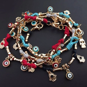 Détails de bracelets d'amitié tissés avec main de Fatma et breloques contre le mauvais œil