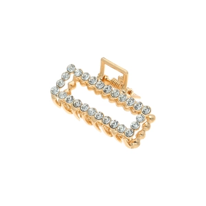 Détail d'une mini pince à cheveux carrée dorée avec strass et décorations en perles