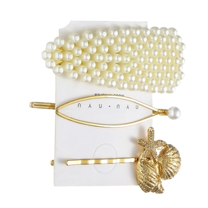 Set di tre fermagli per capelli con perle bianche, conchiglie dorate e motivi chic