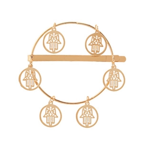 Détail de la barrette dorée en alliage avec des breloques main de Fatma de style bohème