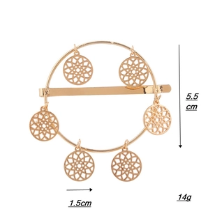 Detail of golden geometric hair clip with hollow pendants and dimensions 5.5cm height