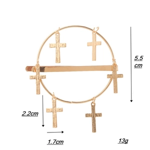 Détail de la pince à cheveux dorée circulaire avec six pendentifs croix et dimensions