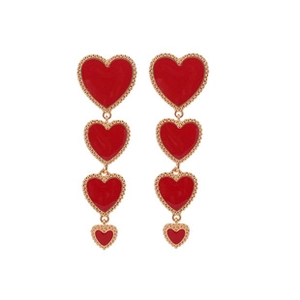 Dettaglio degli orecchini pendenti a forma di cuore rosso con bordo dorato