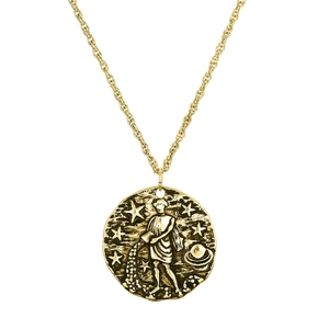 Détail macro du pendentif de pièce de monnaie Verseau vintage doré avec relief céleste