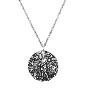 Détail macro du pendentif Verseau en argent vintage avec relief céleste sur une chaîne torsadée