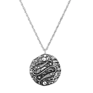 Détail du collier vintage en argent avec pendentif Poissons et motifs de lune et étoiles