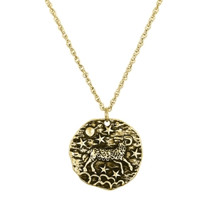 Détail d'un pendentif signe du Bélier doré vintage avec relief sur une chaîne torsadée