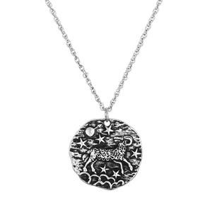 Détail macro du collier pendentif pièce rétro argentée avec relief Bélier