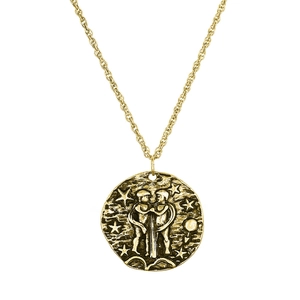 Détail macro du pendentif zodiaque Gémeaux avec relief doré antique et chaîne de corde