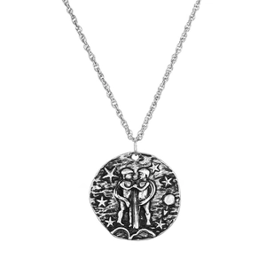 Vue macro du pendentif constellation Gémeaux avec étoiles en relief sur collier en argent