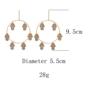 Orecchini a cerchio retrò in lega dorata Mano di Fatima, lunghezza 9,5 cm e diametro 5,5 cm