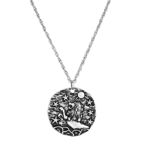Gros plan du pendentif zodiaque Lion en alliage argenté vintage avec relief soleil et étoiles