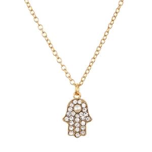 Détail du collier pendentif main de Fatima doré avec strass brillants et perle blanche