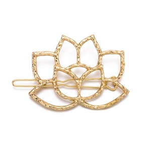 Minimalistische gouden lotus haarklem van legering met een gehamerde afwerking