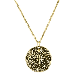 Vue détaillée du pendentif zodiaque Scorpion doré avec texture martelée et chaîne corde