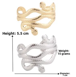 Detail van de slangvormige armbanden met schubtextuur en afmetingen van het product