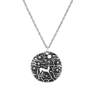 Détail macro du pendentif Sagittaire en argent vintage avec centaure et étoiles gravés