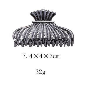 Détail d'une pince à cheveux coquillage en métal noir fusil, dimensions 7,4x4x3cm