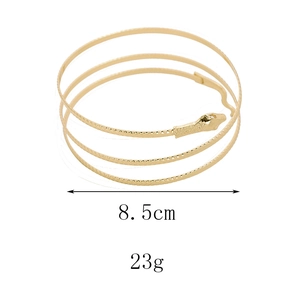 Détail du bracelet serpent doré montrant le diamètre de 8,5 cm et sa texture fine