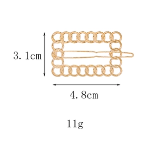 Vue détaillée d'une pince à cheveux dorée à maillons avec dimensions 4.8cm par 3.1cm