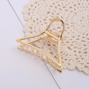 Pince à cheveux triangulaire minimaliste en métal doré pour un coiffage élégant des femmes