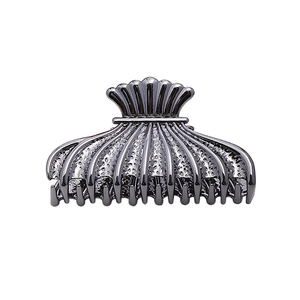 Pince à cheveux élégante en métal texturé coquillage finition bronze pour coiffage chic