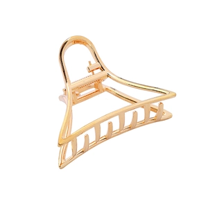 Pince à cheveux triangle en métal doré minimaliste avec une finition polie sur fond blanc