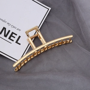 Pince à cheveux minimaliste en métal doré avec un design élégant à lignes évidées