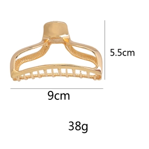 Detailansicht der goldenen Haarklammer aus Metall mit Maßen 5,5 cm Höhe und 9 cm Breite