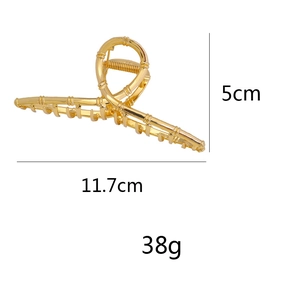 Macro de la pince à cheveux en métal doré de 11,7 cm avec texture en bambou et dimensions