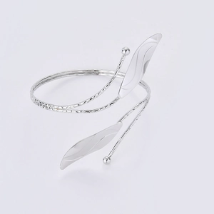 Elegante brazalete plateado para el brazo con hojas y diseño de espiral metálica