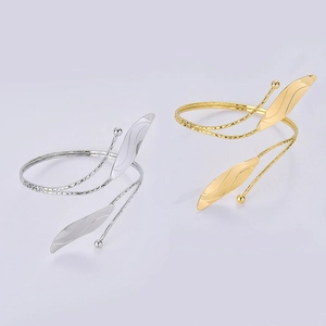 Brazalete de brazo en espiral minimalista con detalles de hojas en oro y plata