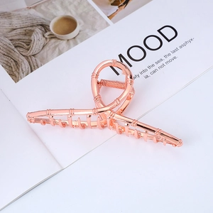 Pince à cheveux élégante en métal or rose avec design bambou dans un style minimaliste