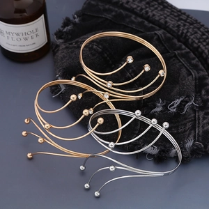 Bracciale da braccio multistrato con strass in tonalità oro, argento e oro rosa lucido