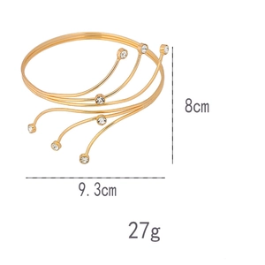 Dettaglio del bracciale a fascia multicapa dorato con strass alto 8 cm e largo 9,3 cm