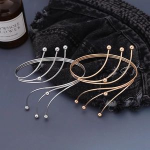 Bracciale da braccio multistrato in metallo con perline dorate e argento su denim