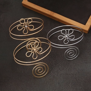 Bracelet de bras spirale bohème multicouche avec fleur en métal et cristaux
